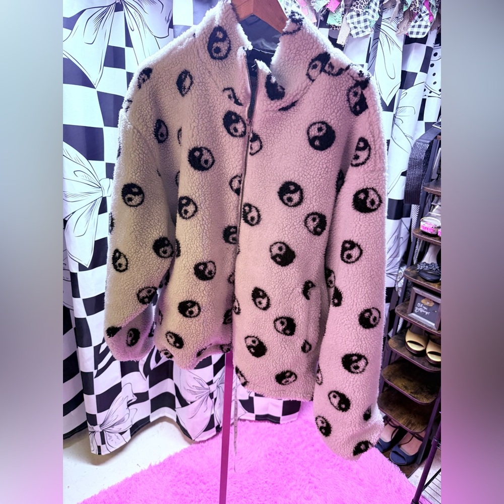 PacSun Cozy Fleece Jacket with Yin Yang Pattern